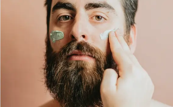 Barbe qui gratte : causes et solutions pour en finir