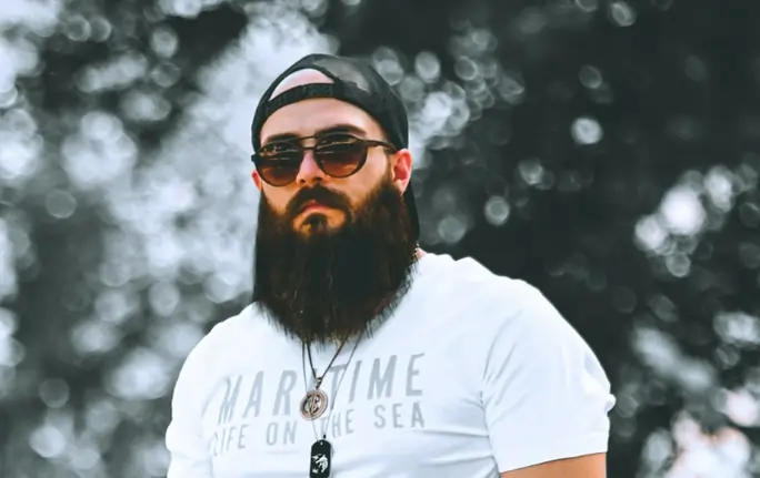 Comparaison barbe clairsemée avant/après — zones de duvet plus fournies après utilisation d'huile de ricin