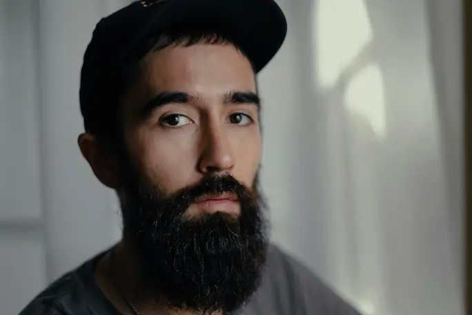 Barbe clairsemée avec zones de duvet — avant traitement à l'huile de ricin