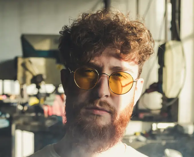 Massage de la peau sous la barbe — mouvements circulaires du bout des doigts