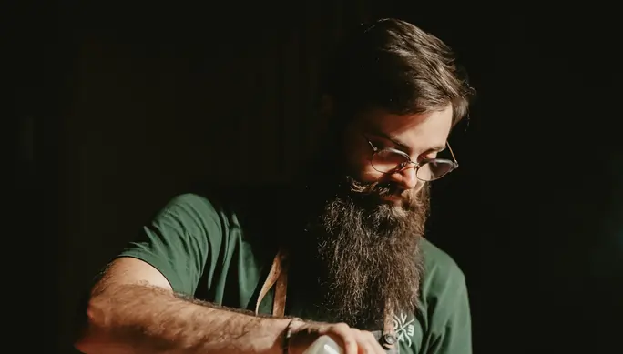 Comparaison pellicules sèches blanches et pellicules grasses jaunâtres dans la barbe