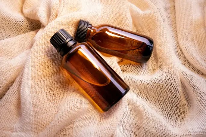 Application d'huile de ricin et de baume à barbe — routine de protection hivernale